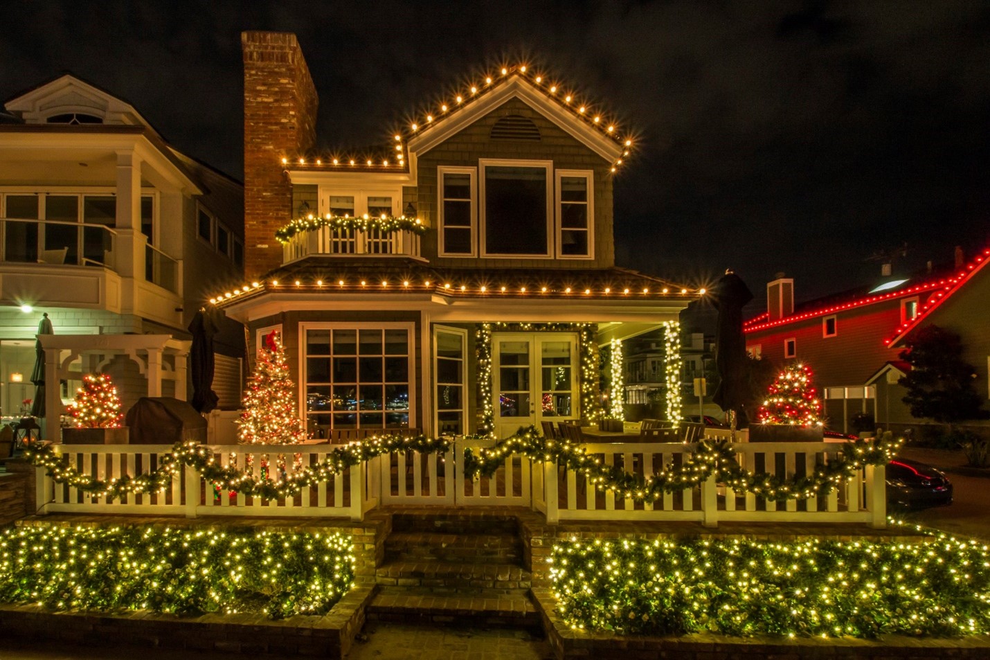 A house in Houston decorated by professional residential Christmas light installation service