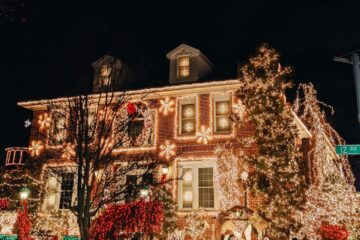 A house decorated by professional residential Christmas light installation service in Houston