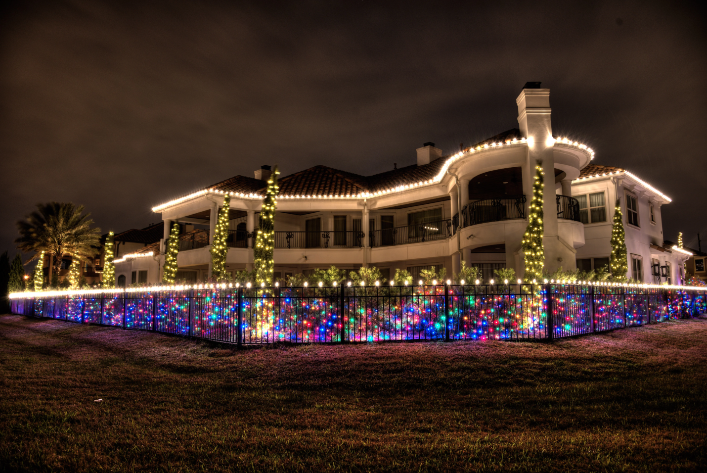 A house decorated with Christmas lights 